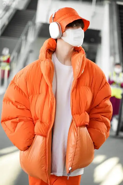 范丞丞浙江卫视出发跨年机场路透##范丞丞橘色外套造型路透
