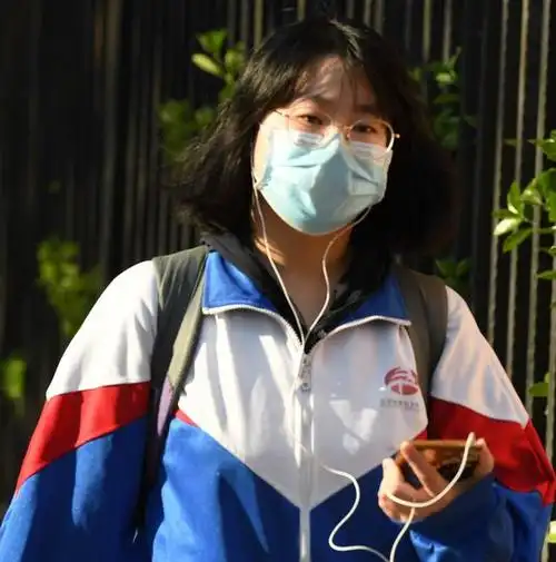 市第五十中学迎来第一位到校高三女生,随后陆续出现一个个身着校服,肩