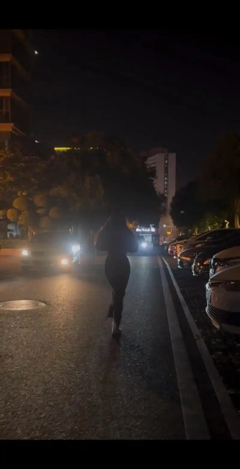 吃完饭 可以一起散步吗97#bbw #氛围感 #背影 - 抖音