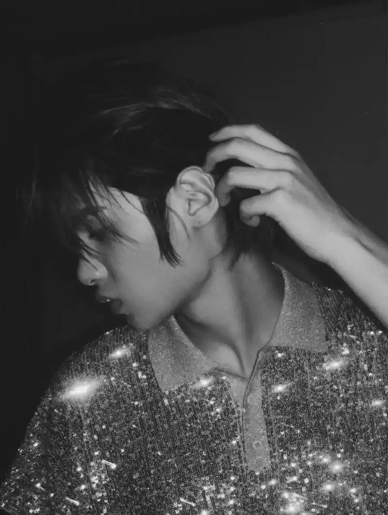 justin绿洲分享绝美侧颜照blingbling闪闪惹人爱