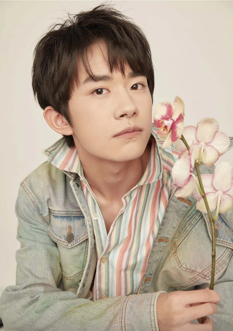 大佬易烊千玺刚出道的时候,长相一般,没有很惊艳,但是以出色的舞蹈最