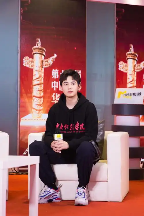 胡先煦黑西装亮相华表奖 畅聊中戏展年轻演员风采