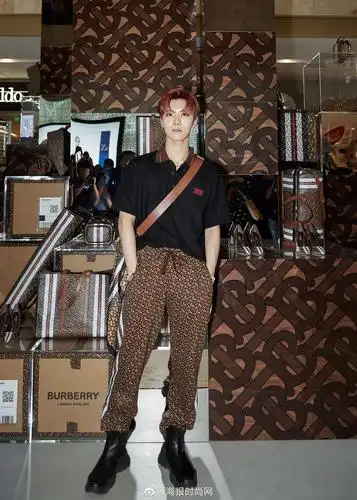 今天亮相@burberry 限时精品店开幕活动的@威神v_黄旭熙_lucas ,@威