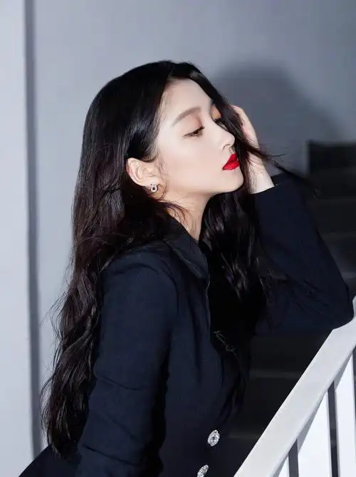 关晓彤西装配黑丝造型写真曝光 烈焰红唇性感霸气
