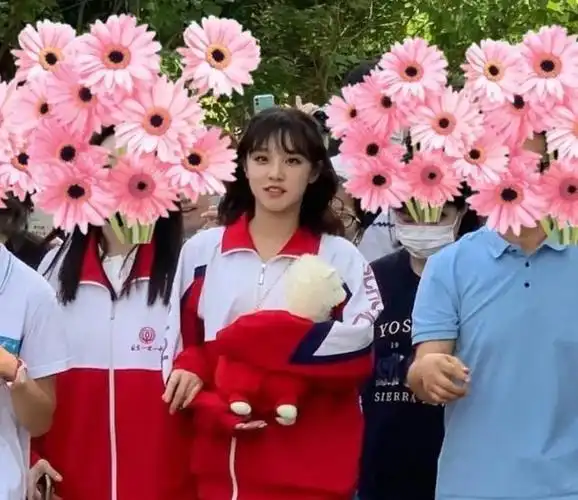 21岁宋雨琦重回高中校园跟学妹合影又吃披萨生图暴露颜值