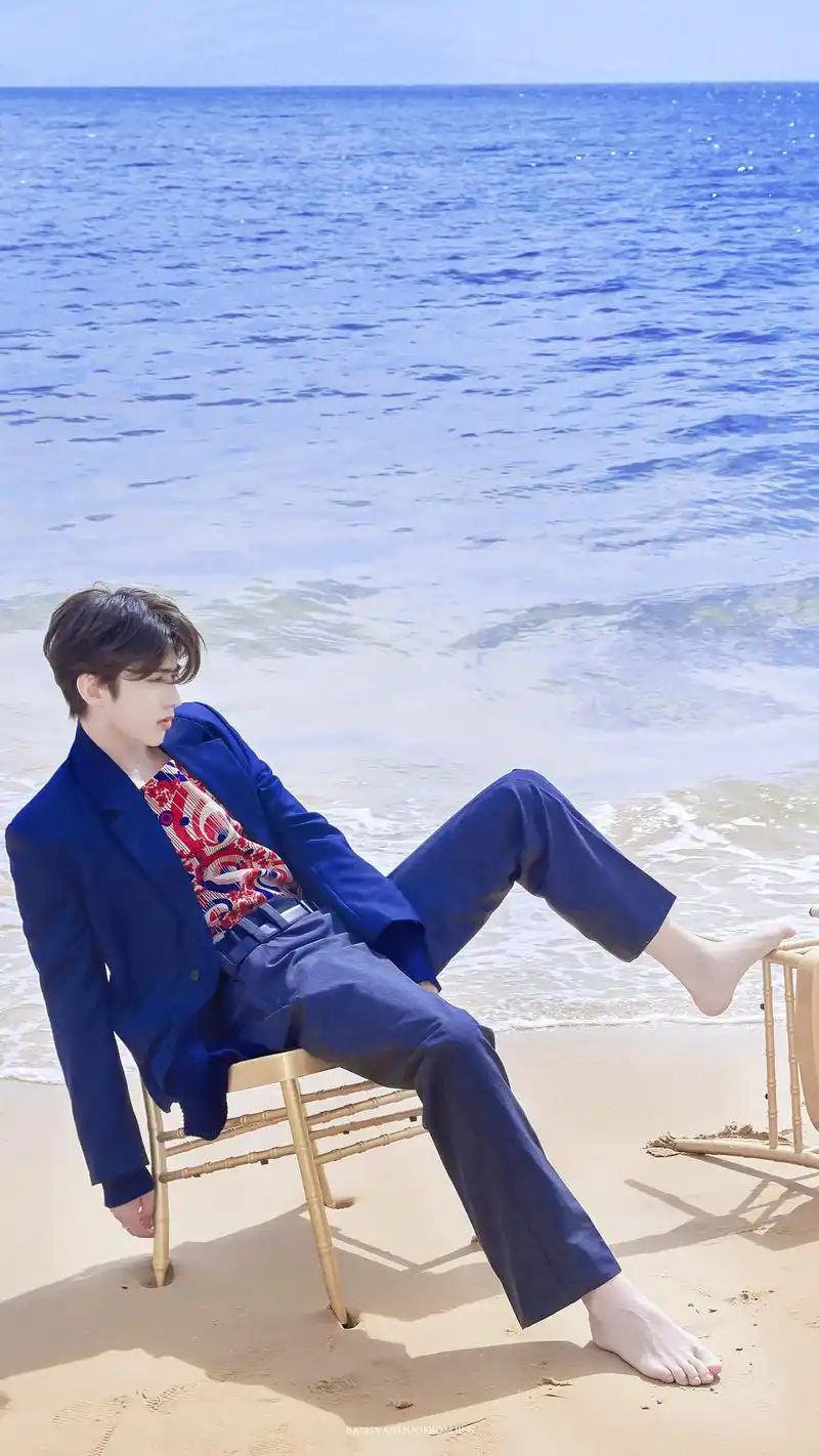 蔡徐坤出席三亚dq盛典,床垫搬沙滩拍照