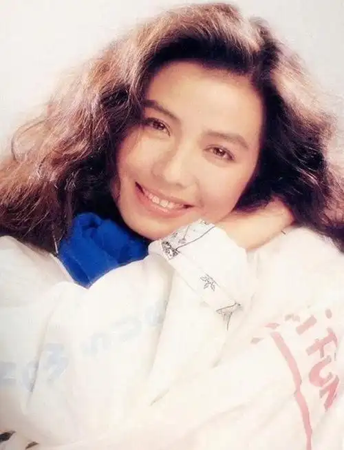 62岁的钟楚红又美又会穿旧时美照现在拿来看依然让人心潮澎湃