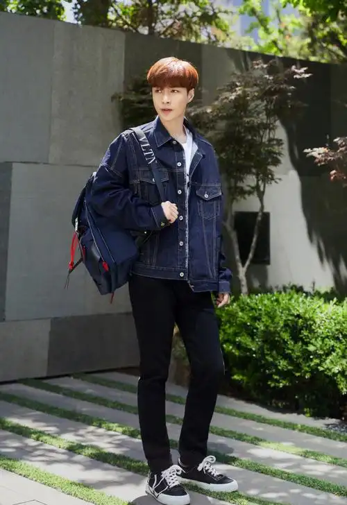 张艺兴休闲帅气街拍写真图片16