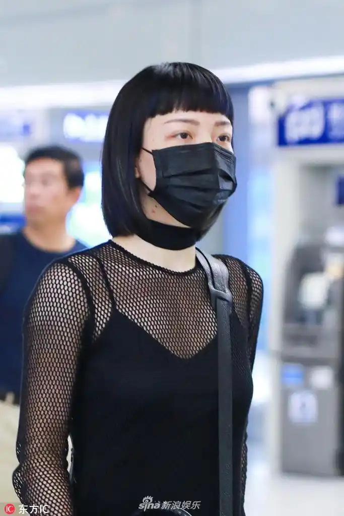 组图:吴莫愁黑色透视薄衫走暗黑少女风 口罩遮面大方对镜挥手