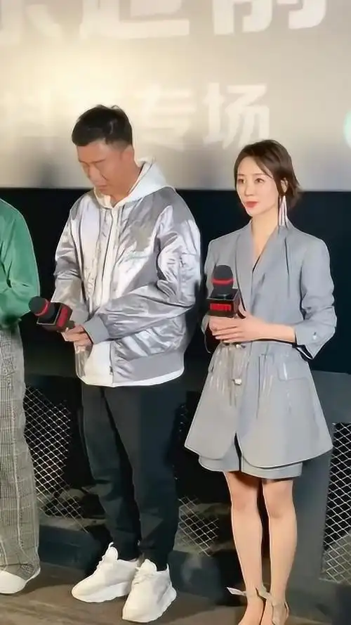 孙红雷万茜同框出席活动,万茜本人也太a了吧