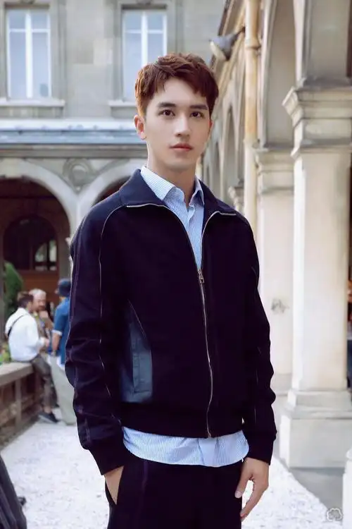 许魏洲巴黎大秀运动套装亮相掀起学长风