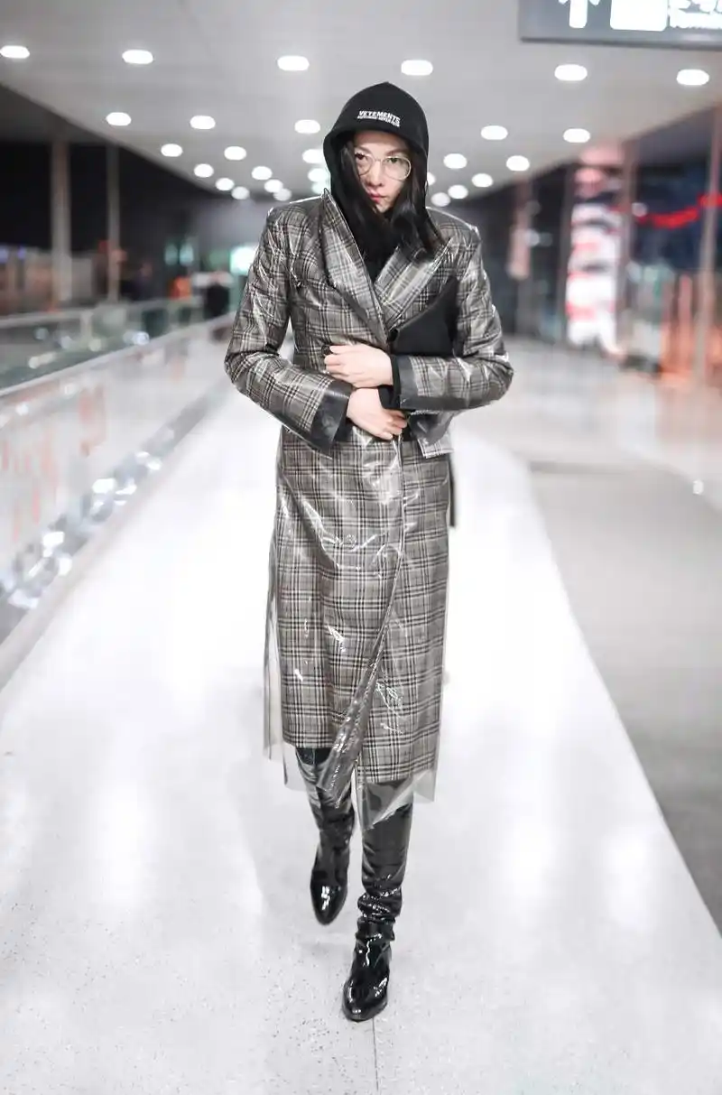 张蓝心素颜亮相机场 格子大衣帅气有型