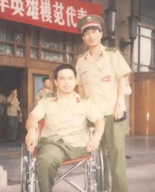 老山战斗英雄徐良87年上春晚一唱成名之后为何陷入舆论风波