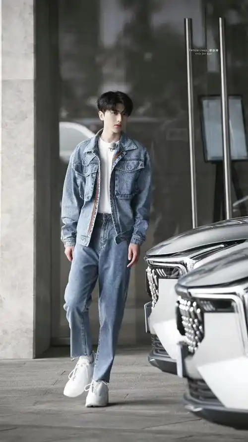 潮流达人蔡徐坤告诉你牛仔套装也能穿出花式魅力