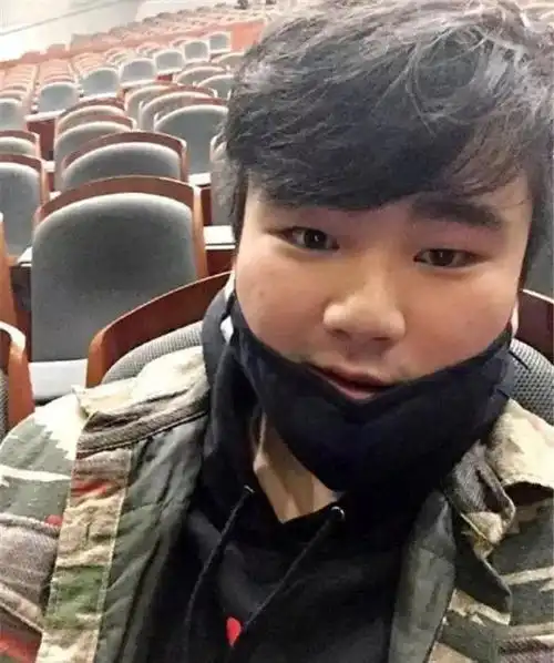 55岁傅艺伟近照曝光曾是最美妲己如今一头短发网友直呼认不出