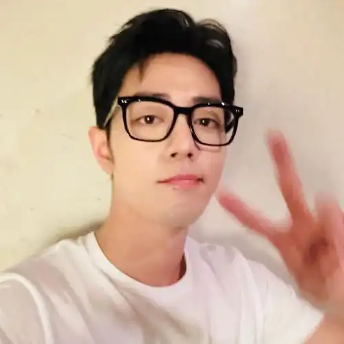 组图肖战获微博视界年度表现力演员后晒自拍戴眼镜比耶超帅气