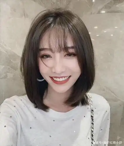 这才是2021年流行"锁骨发型"的典范!瞧博主这4款,洋气又减龄