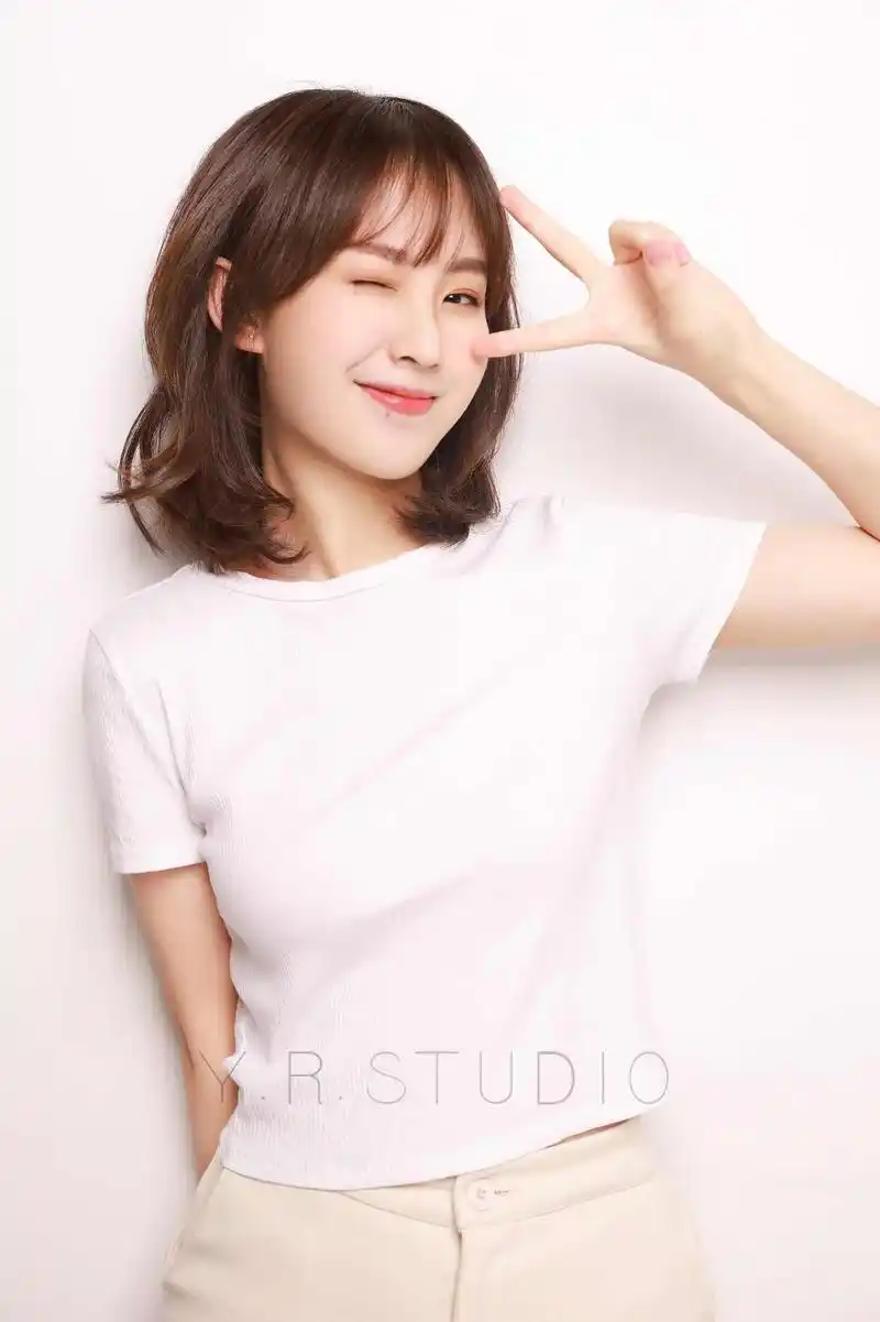 女生8个半身照拍照姿势,这样摆拍,好看起来