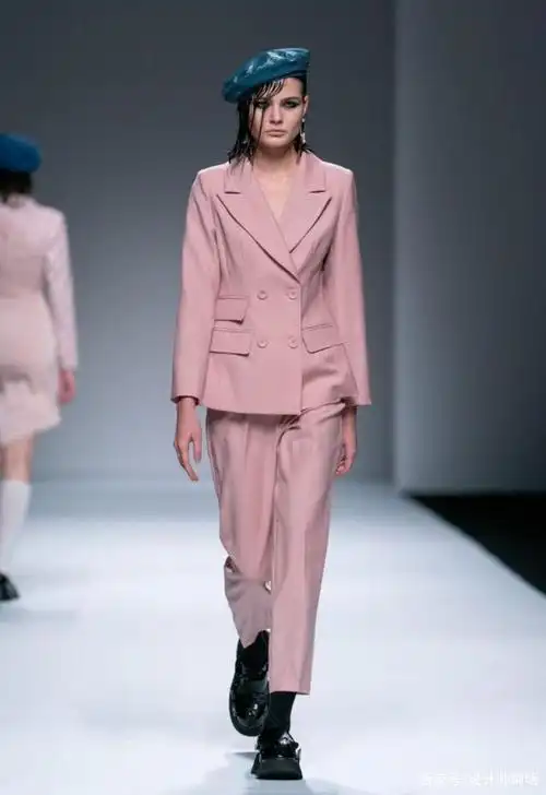 唯美型西装不会穿搭怎么办?10款粉色西装外套,手把手教你穿