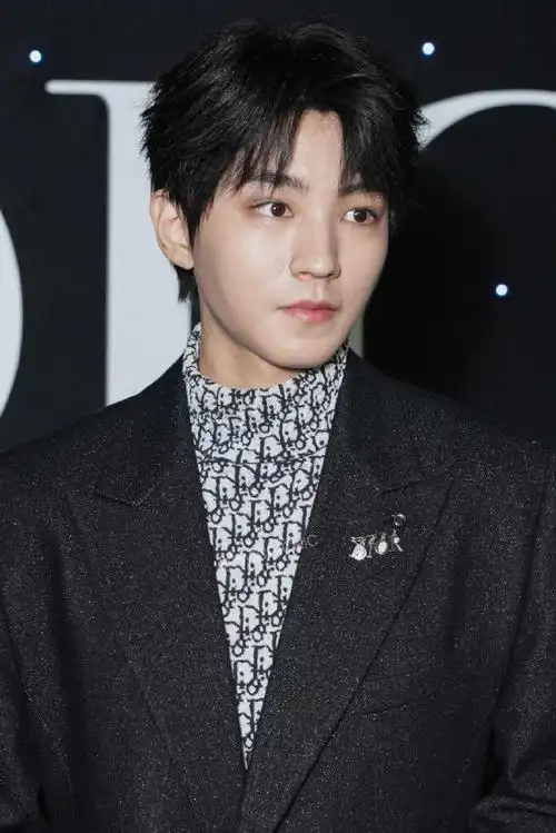 王俊凯今日巴黎看秀生图一袭黑色大衣搭配老花针织亮相,g社镜头下的小