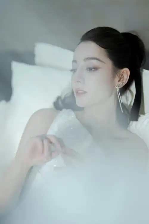 dear-迪丽热巴穿着antonio grimaldi白色高定礼服出席品牌活动,别致