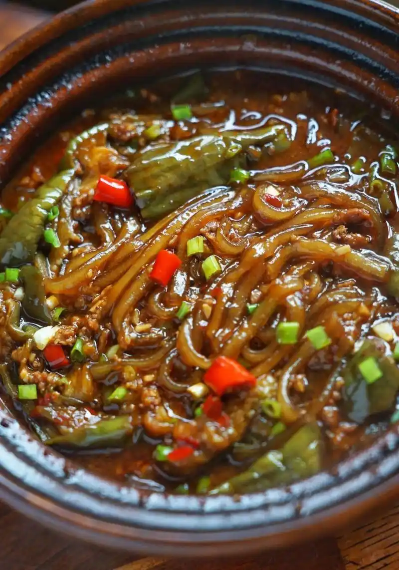 茄子肉末粉丝煲,砂锅咕噜起来吧,米饭滚滚 .