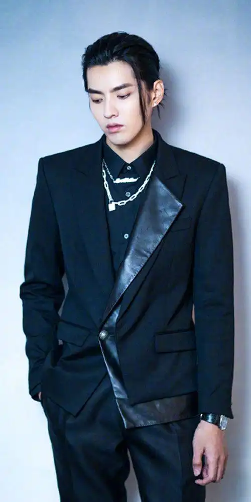 加拿大籍吴亦凡西装穿出了小鲜肉的清新感魅力值很高