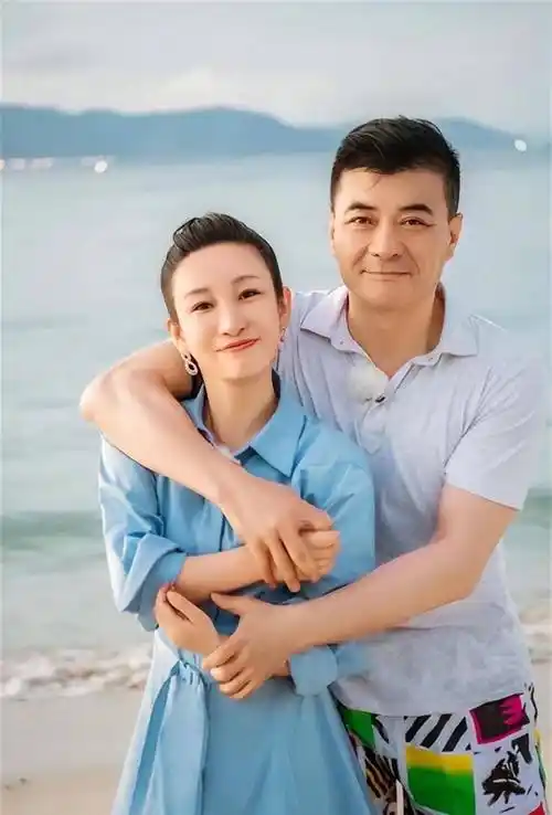 2015年1月,38岁的秦海璐为44岁王新军生下儿子.