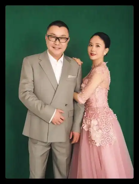 尹相杰妻子庆结婚一周年公开唯美婚纱照连换4套礼服身姿婀娜