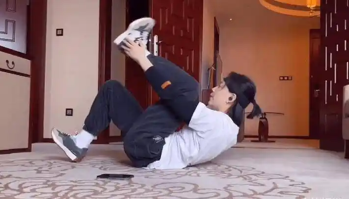 原创李斯丹妮是什么神仙艺人晒腹肌训练教程这腰是真实存在的吗