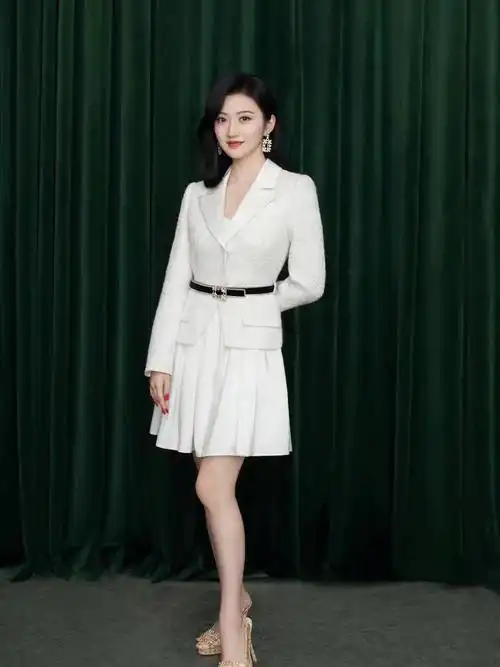 明星穿搭|@景甜 演绎#self -portrait 春夏系列新品,象牙白粗花呢西装
