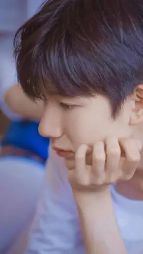 王源神级侧颜绝杀图,是比好看还特别的存在呀