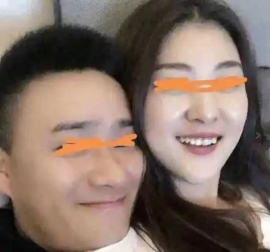 安徽芜湖滨江公园附近一辆红色路虎起火燃烧车上两名成年人被烧死