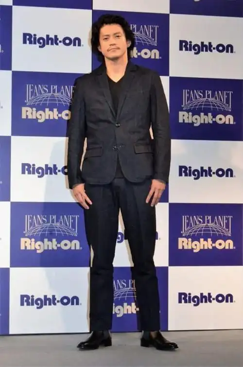 活耀於戏剧的小栗旬,身高有184公分.