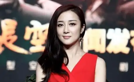 被狗咬到毁容,和叶璇闹掰,因《知否》再次翻红,40岁的李依晓怎么样了?