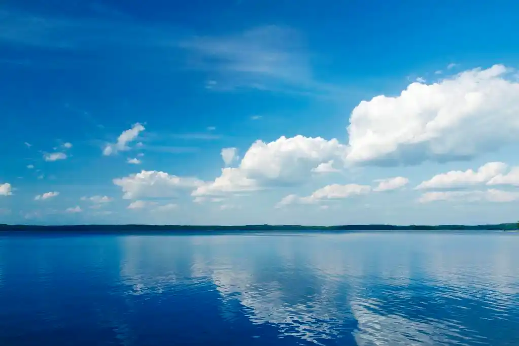 湖面,乐观的观点,在蓝色平静的湖面上