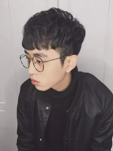 "凯撒式短发"让你帅气满分_发型