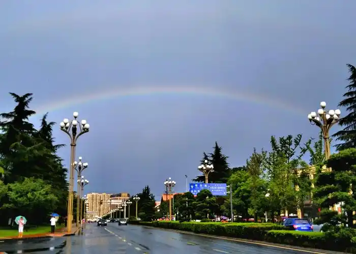 风雨彩虹