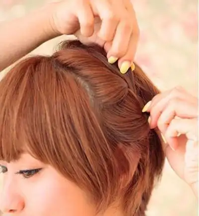 page----]最新短发麻花辫的详细编辑步骤步骤2:头发很短,每次编小麻花