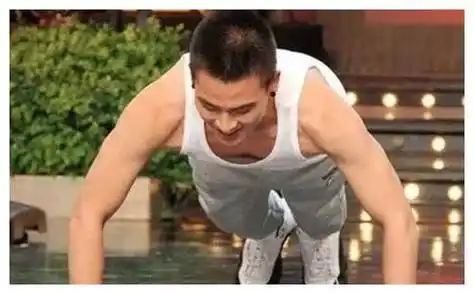 在欧豪的健身瞬间,他展现出了结实的肌肉,让人们无法自拔地被他的魅力