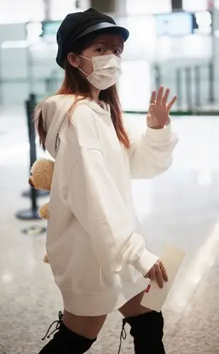 赖美云贝雷帽卫衣美腿修长少女感机场照图片