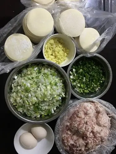 前两天跟妈妈说了我们今天要包饺子,今天放学后妈妈已经把所有的材