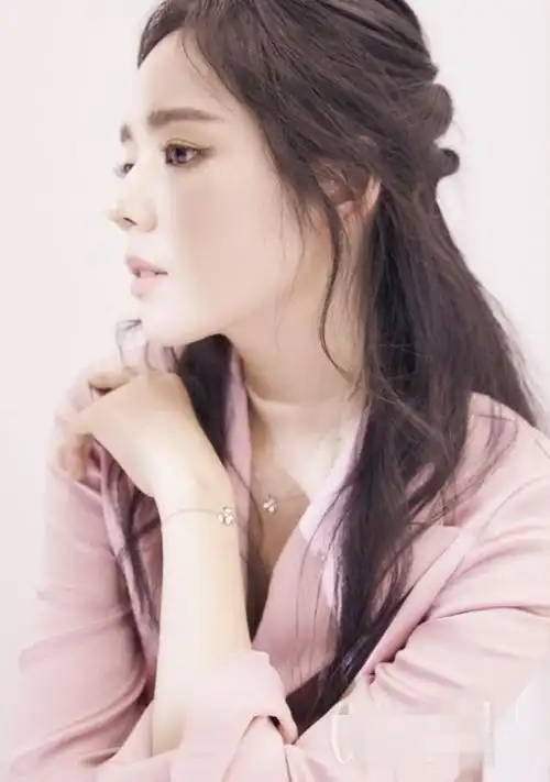 她是被宠爱着的天之骄女,她是人称"媚鼻女王"的国民女神韩佳人!