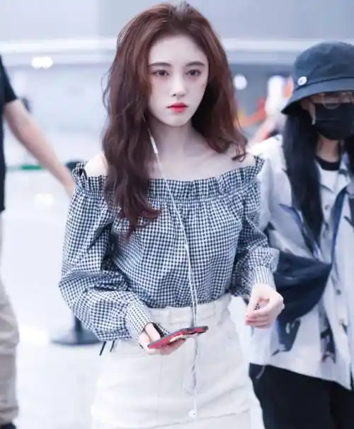 172cm关晓彤和159cm鞠婧祎,同是衬衫搭牛仔裙,腿长就是任性_本人_前卫