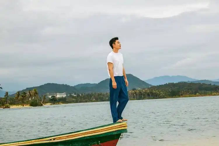 贾乃亮38岁生日写真曝光泛舟游湖潇洒惬意