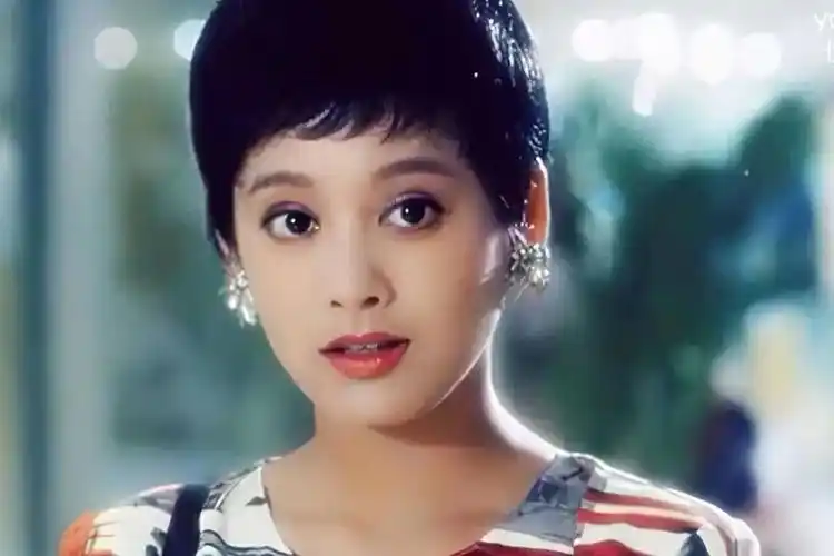 宁静年轻时有多美五官精致眼神灵动穿搭也妥妥走在时尚前沿