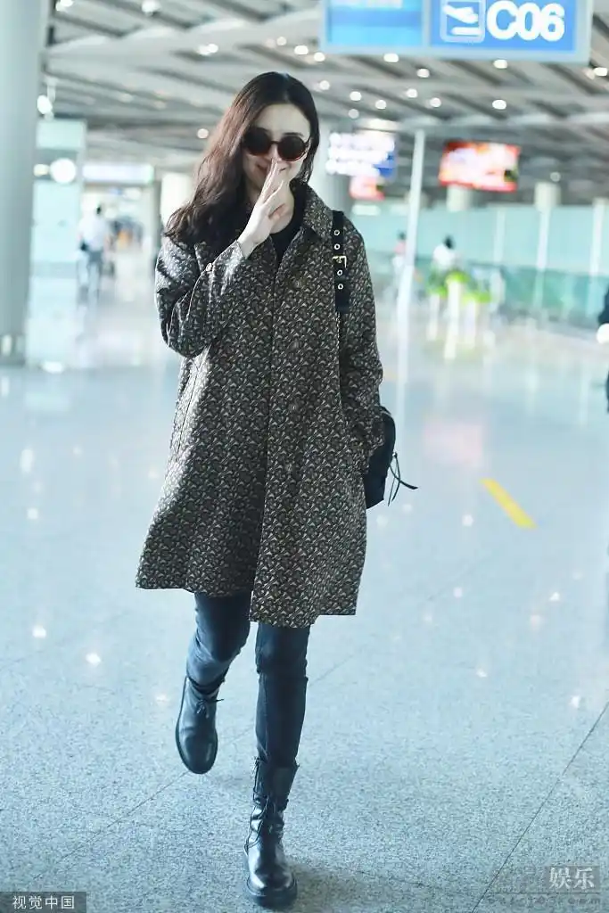 宋佳现身机场撩发甜笑大展亲和力人美气质佳