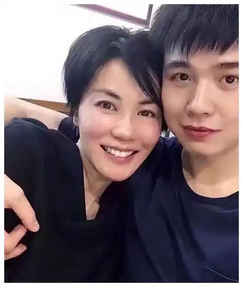 王菲现身ktv与寸头帅哥举止亲密二人关系曝光缘分不浅