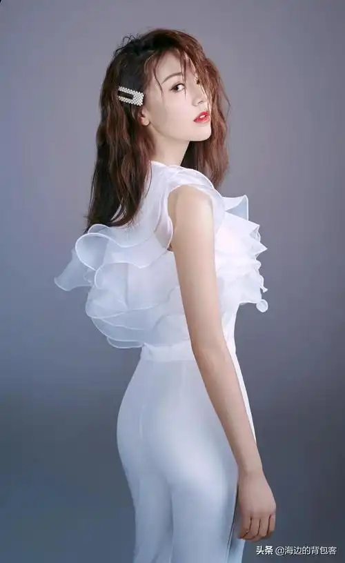 被称为完美女神的内地90后演员黄梦莹身材堪比超模美爆了