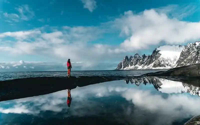 一个人旅行的唯美图片壁纸
